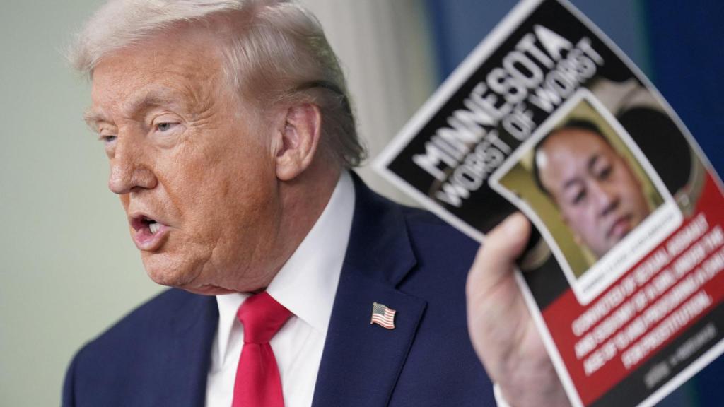 El presidente de Estados Unidos, Donald Trump, sostiene un cartel con la fotografía de una persona a la que acusa de ser un inmigrante indocumentado.