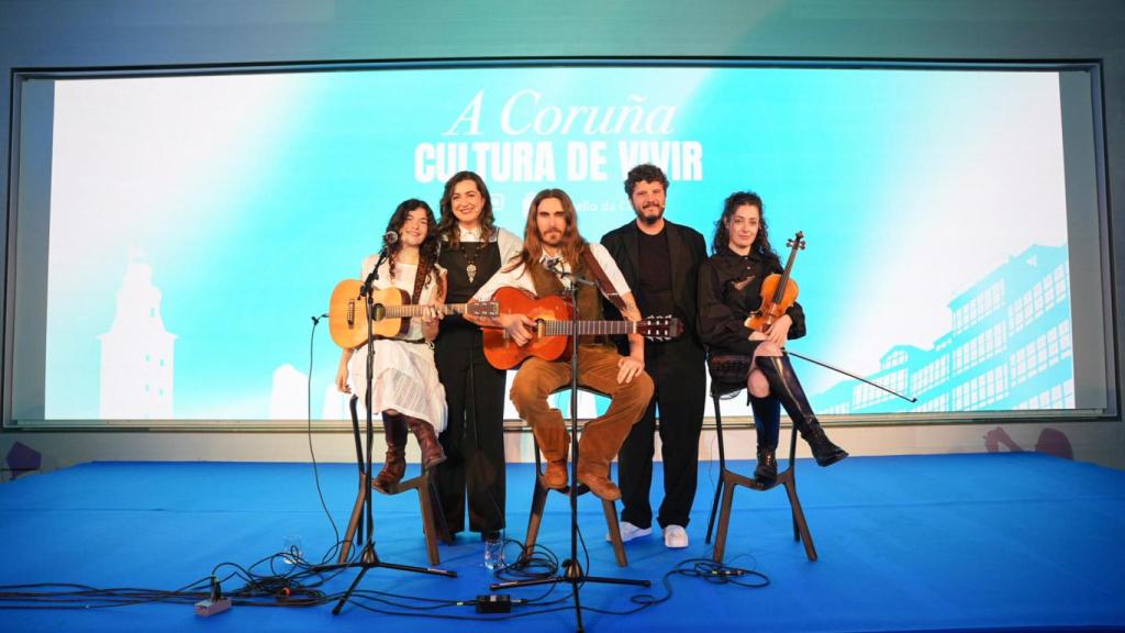 Los cómicos y actores Lucía Veiga y Xosé A. Touriñán con los artistas Carlos Ares, Beigut y Micaela.
