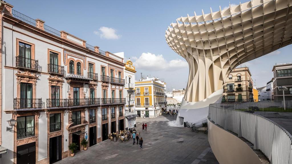 El hotel Intelier Casa de Indias frente a las Setas de Sevilla.