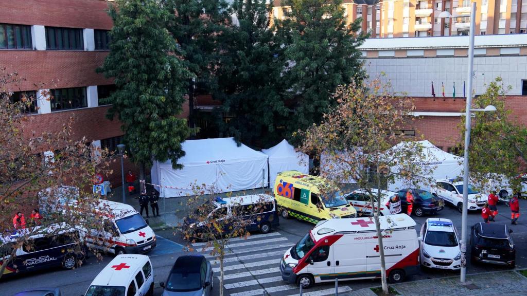 Vehículos de emergencia estacionados en el Centro Cívico Poniente Sur de Córdoba, donde se está prestando asistencia a los familiares de las personas desaparecidas tras el descarrilamiento de dos trenes de alta velocidad cerca de Adamuz.