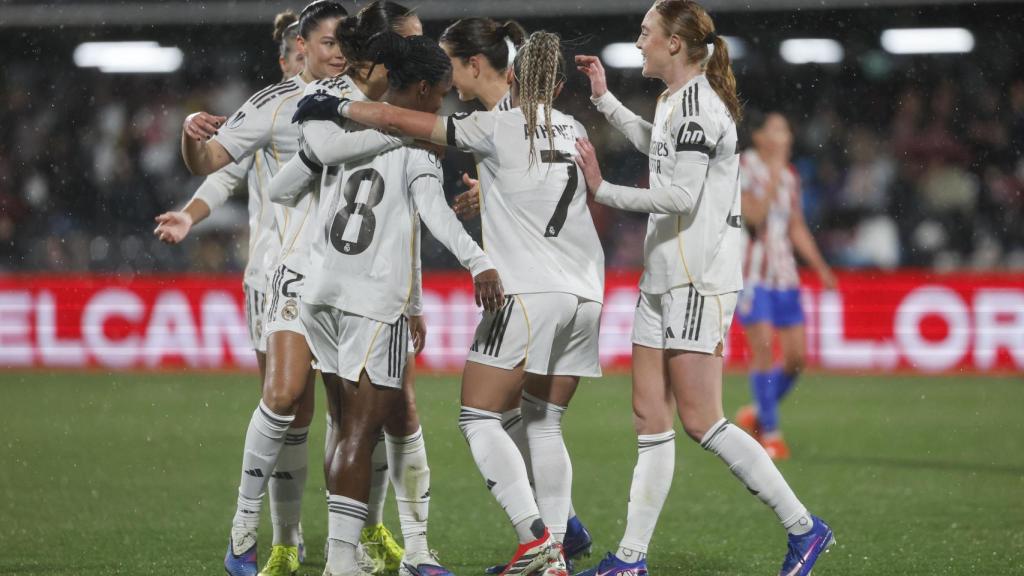 Las jugadoras del Real Madrid celebran uno de los goles ante el Atlético.