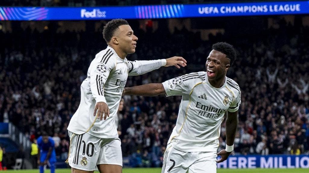 Mbappe comemora um de seus gols contra o Mônaco com Vinicius