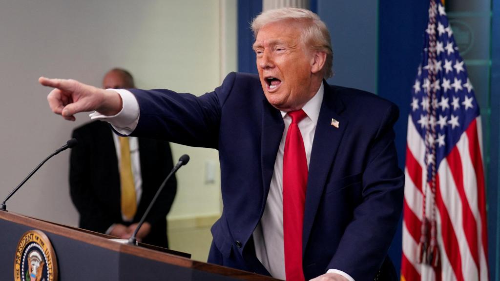 Donald Trump comparece desde la Casa Blanca para hacer balance del primer año de su segundo mandato.