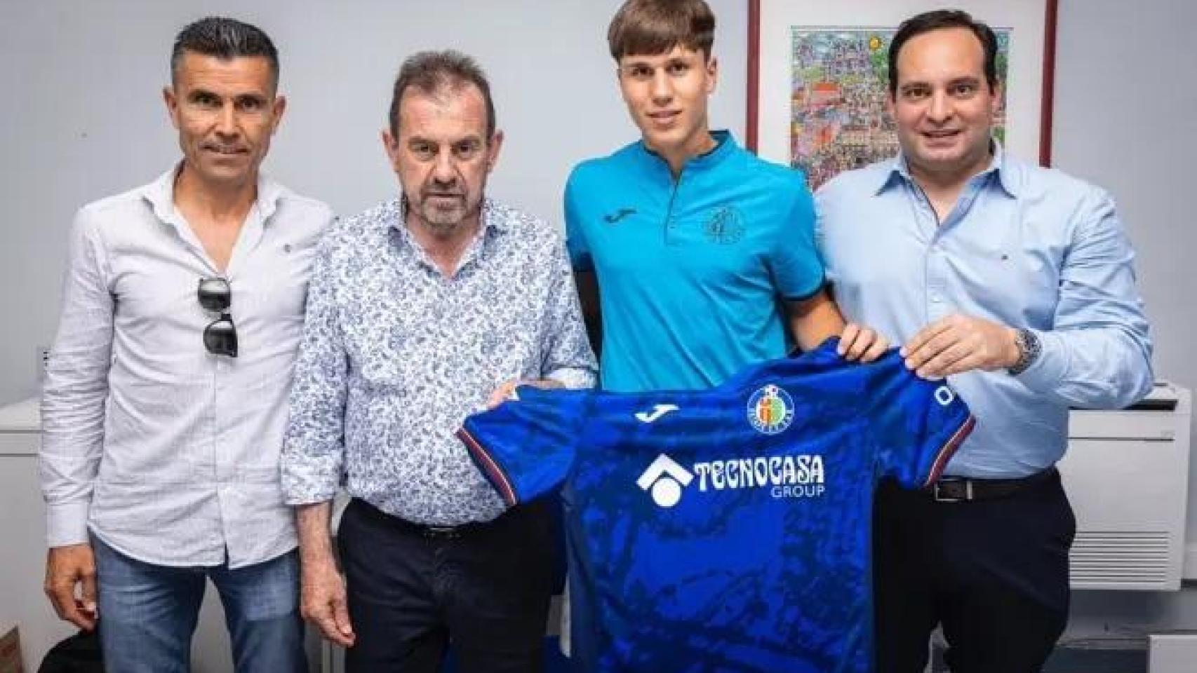 David Cordón, junto a Davinchi y a Ángel Torres, presidente del Getafe.