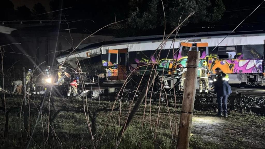 Tren de la línea R4 de Rodalies descarrillado en Gelida, Barcelona.