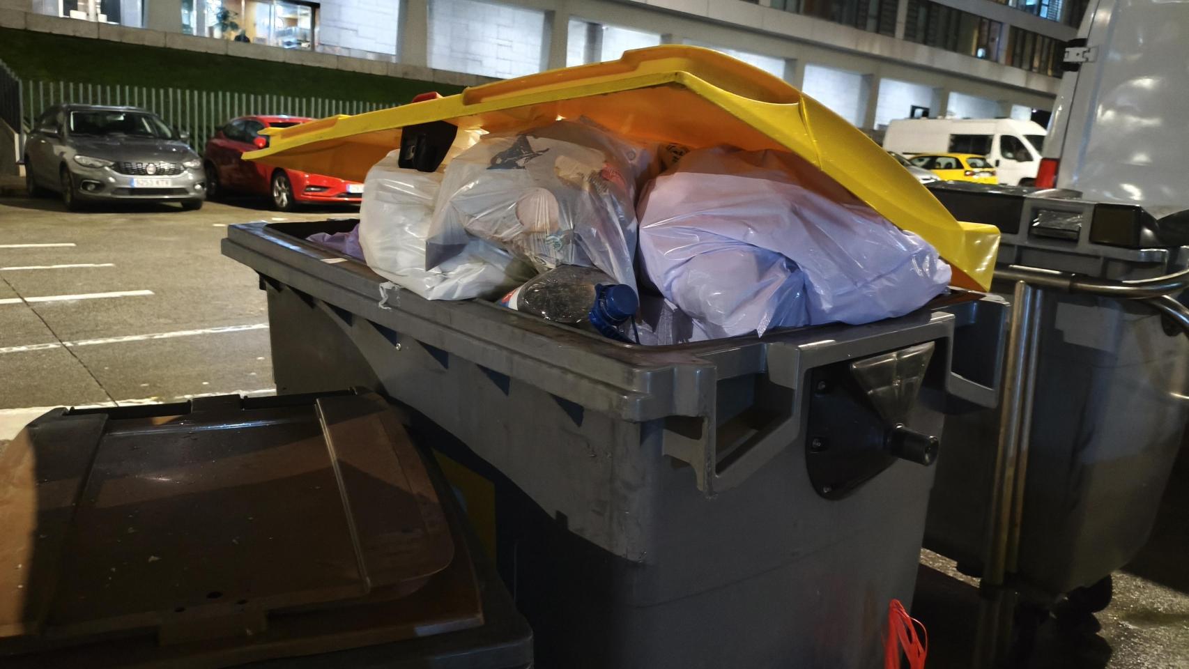 Uno de los contenedores con la tapa abierta