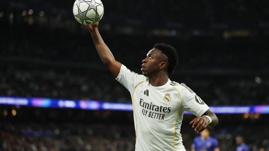 Vinicius com a bola da Liga dos Campeões