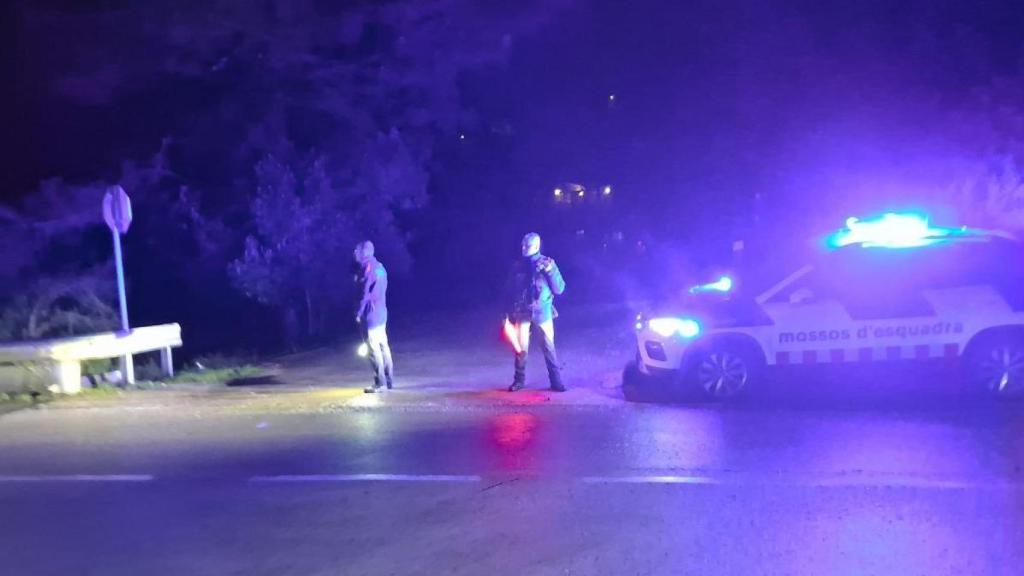 Miembros de los Mossos d´esquadra se han desplazado a la localidad barcelonesa de Gélida donde se ha producido el descarrilamiento de un tren de Rodalies