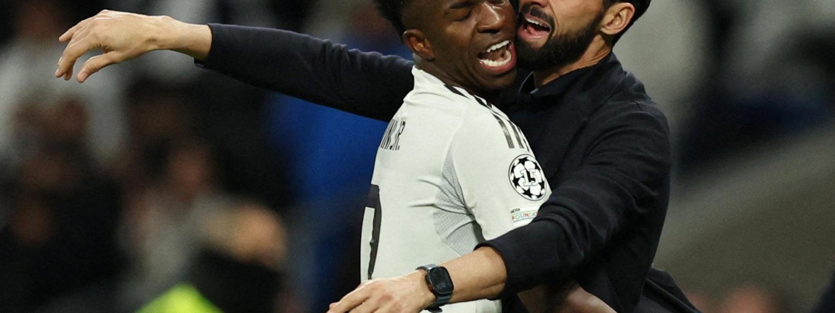 Vinicius y Álvaro Arbeloa se funden en un abrazo tras el gol del brasileño ante el Mónaco.