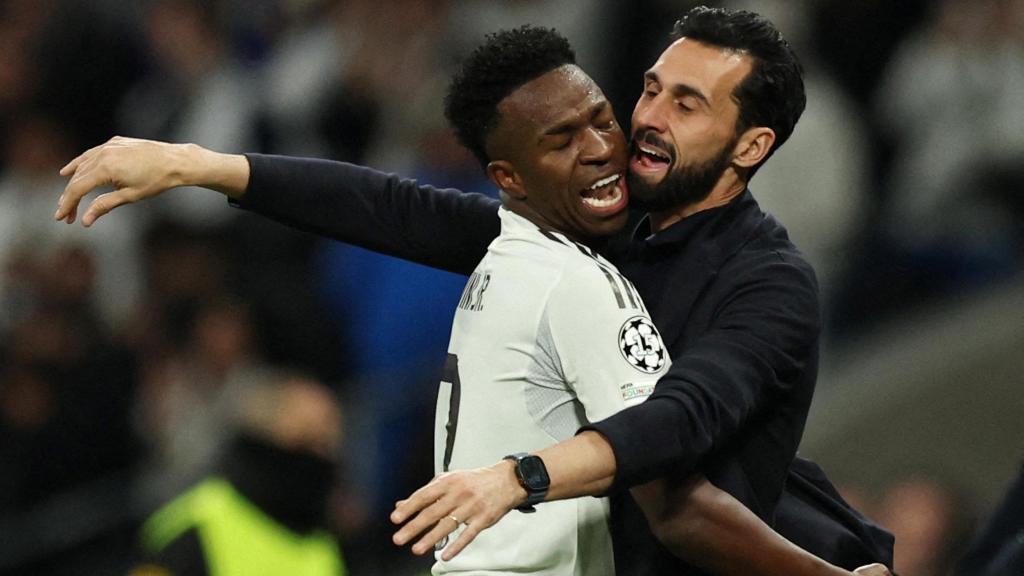 Vinicius y Álvaro Arbeloa se funden en un abrazo tras el gol del brasileño ante el Mónaco.