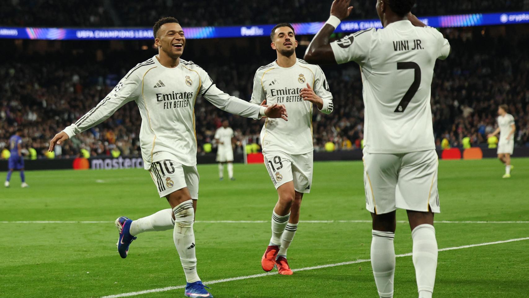 Vinicius, felicitado por Mbappé.