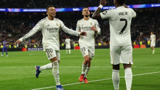 Vinicius, felicitado por Mbappé.