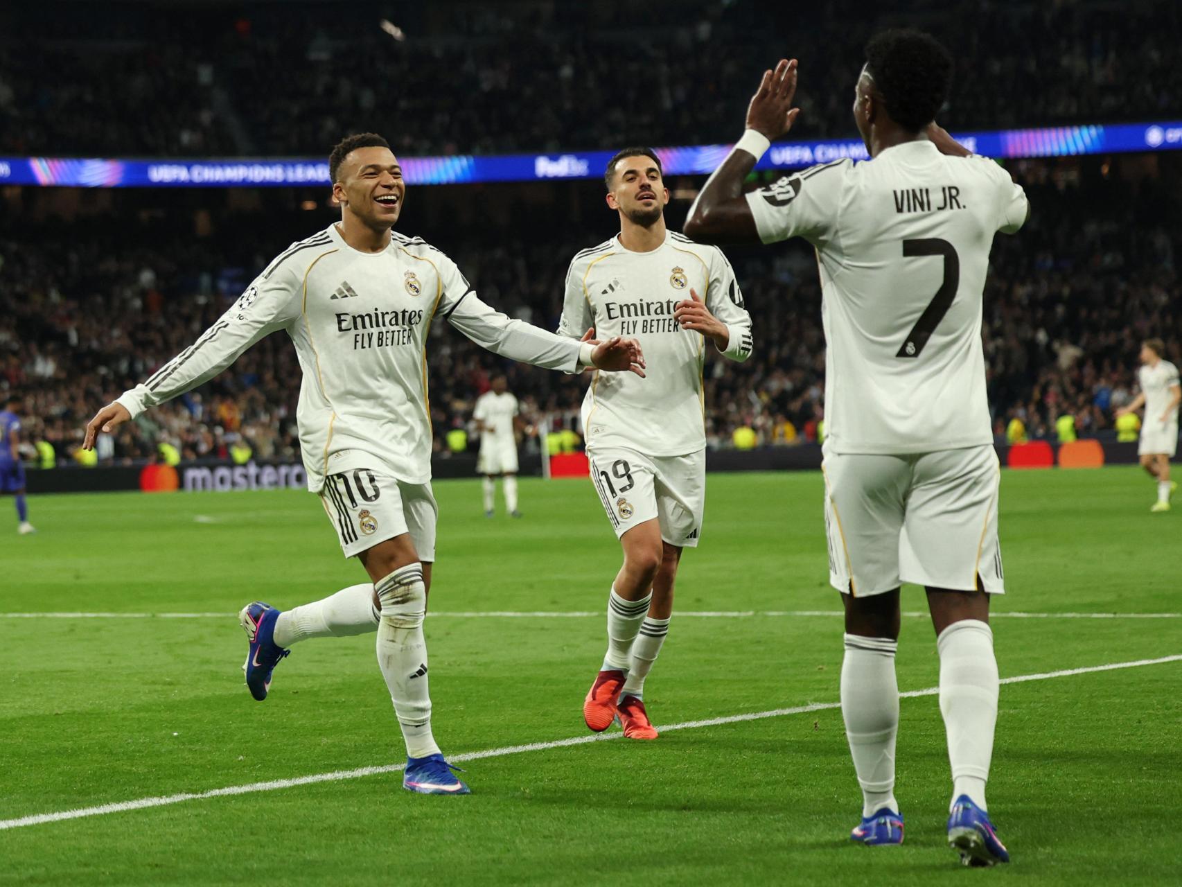 Vinicius, felicitado por Mbappé.