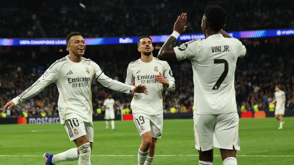 Vinicius, felicitado por Mbappé.