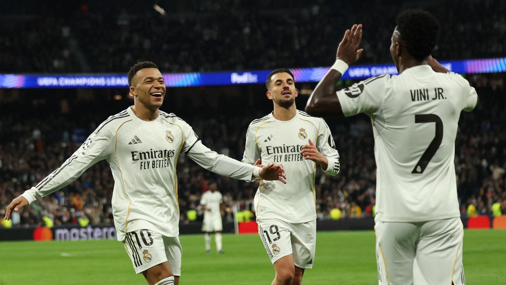 Vinicius, felicitado por Mbappé.