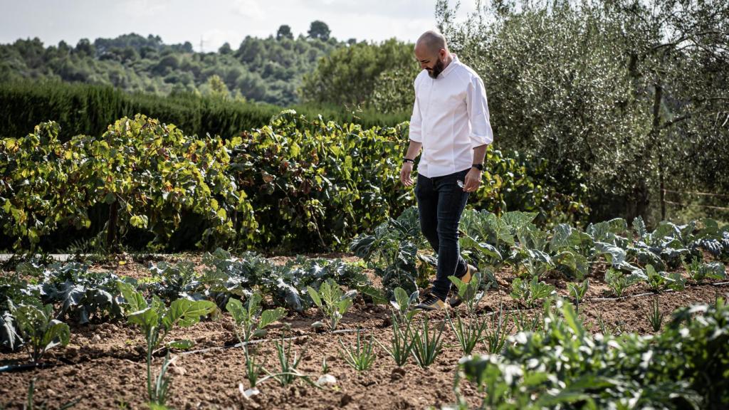 Artur Martínez en su huerto.