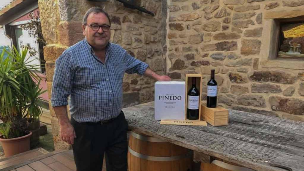 Mikel Bustinza en la entrada de su asador