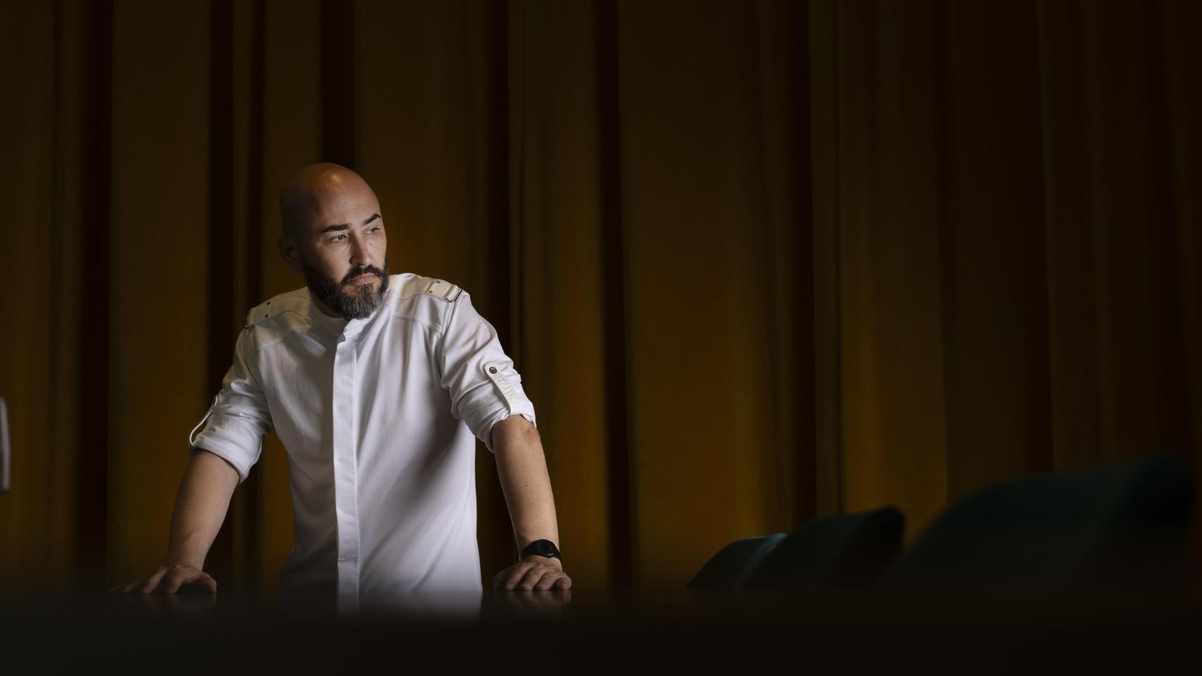 El chef Artur Martínez en el huerto con el que surte parte de la propuesta de sus restaurantes.