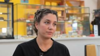 Lorena, dueña de una cafetería.