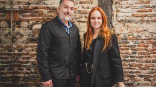 Los creativos posan juntos durante su entrevista en la sede de ACME en el barrio de Lavapiés.