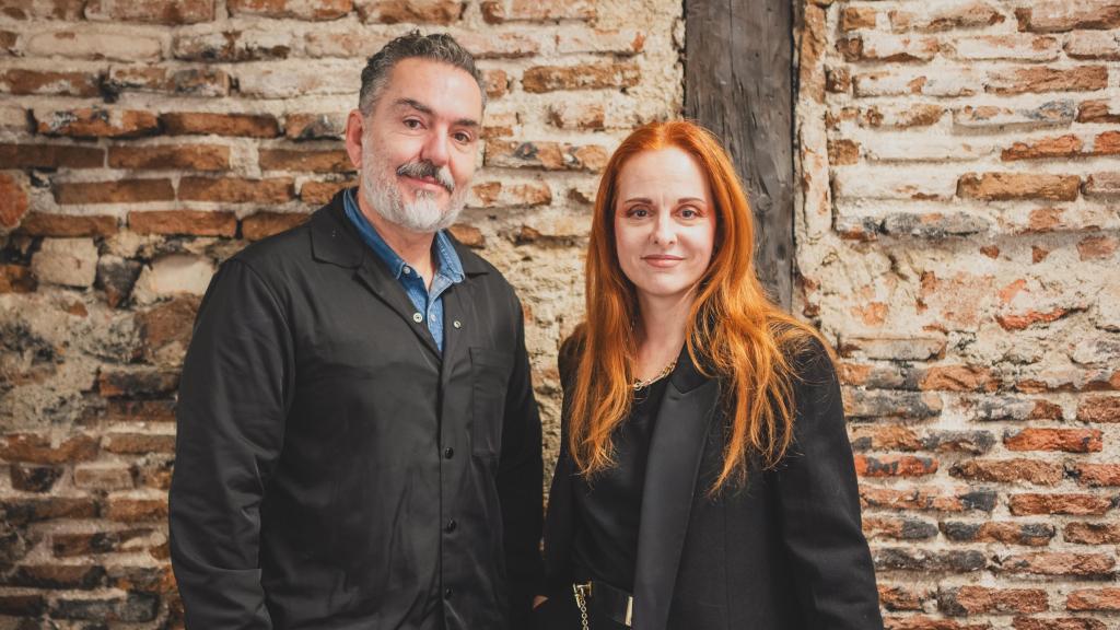 Los creativos posan juntos durante su entrevista en la sede de ACME en el barrio de Lavapiés.