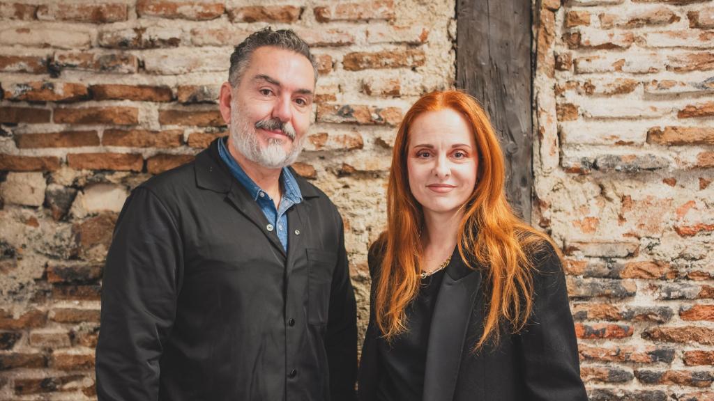 Los creativos posan juntos durante su entrevista en la sede de ACME en el barrio de Lavapiés.