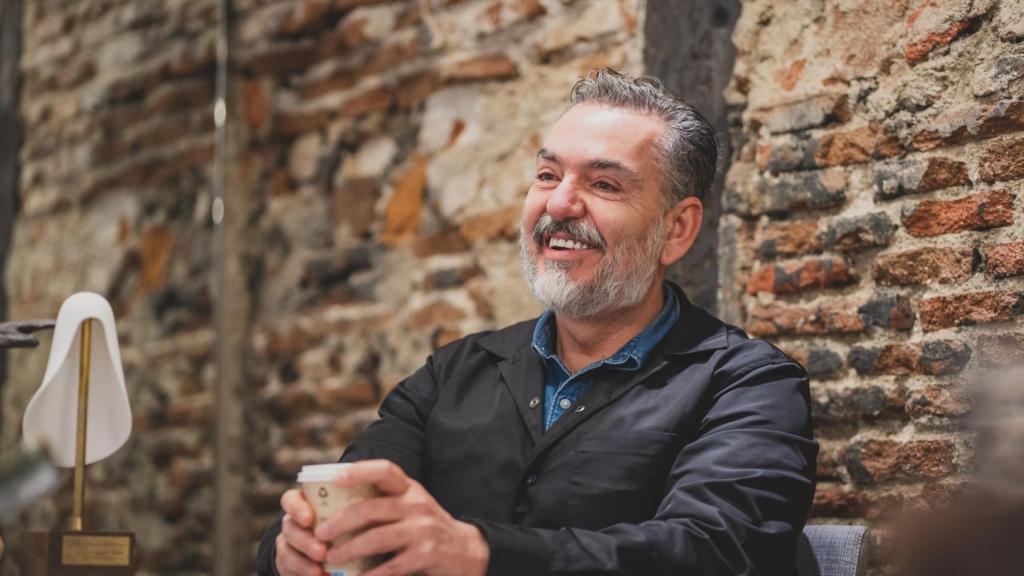 Juan Duyos durante la entrevista, una conversación a tres.