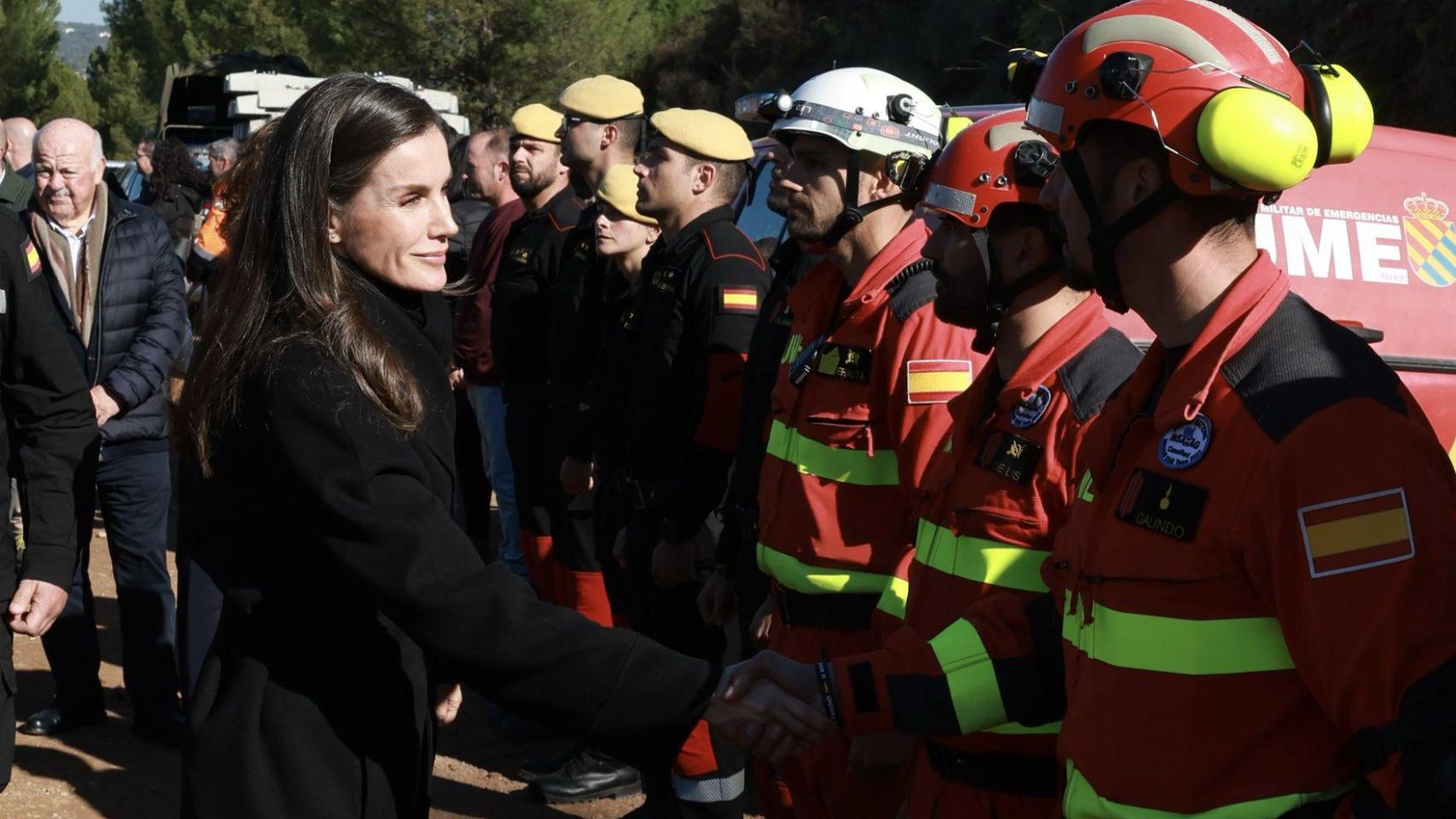 La Reina saluda a los equipos que trabajan en Adamuz.