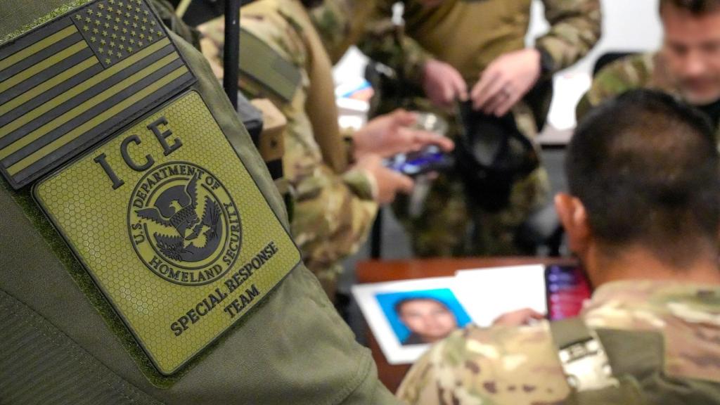Agentes de ICE.
