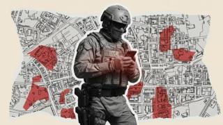 Montaje con un agente de ICE y un mapa.