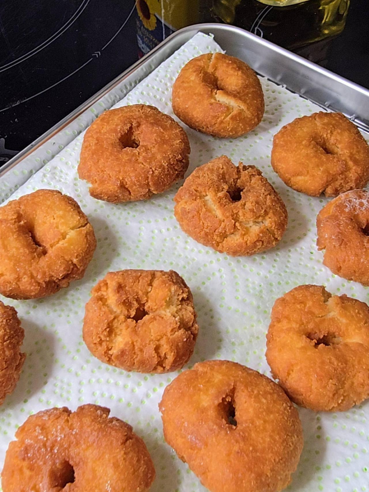 Proceso de elaboración de las rosquillas fritas.