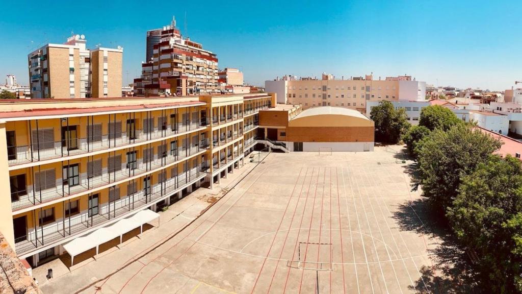 El patio del IES Vicente Aleixandre, que sufrió un desprendimiento del techo a principios de enero.