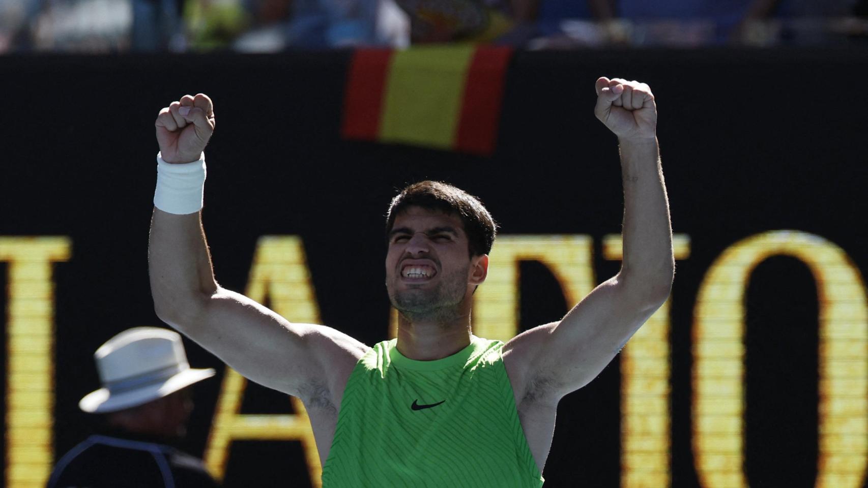 Carlos Alcaraz celebra la victoria ante Hanfmann en el Open de Australia.