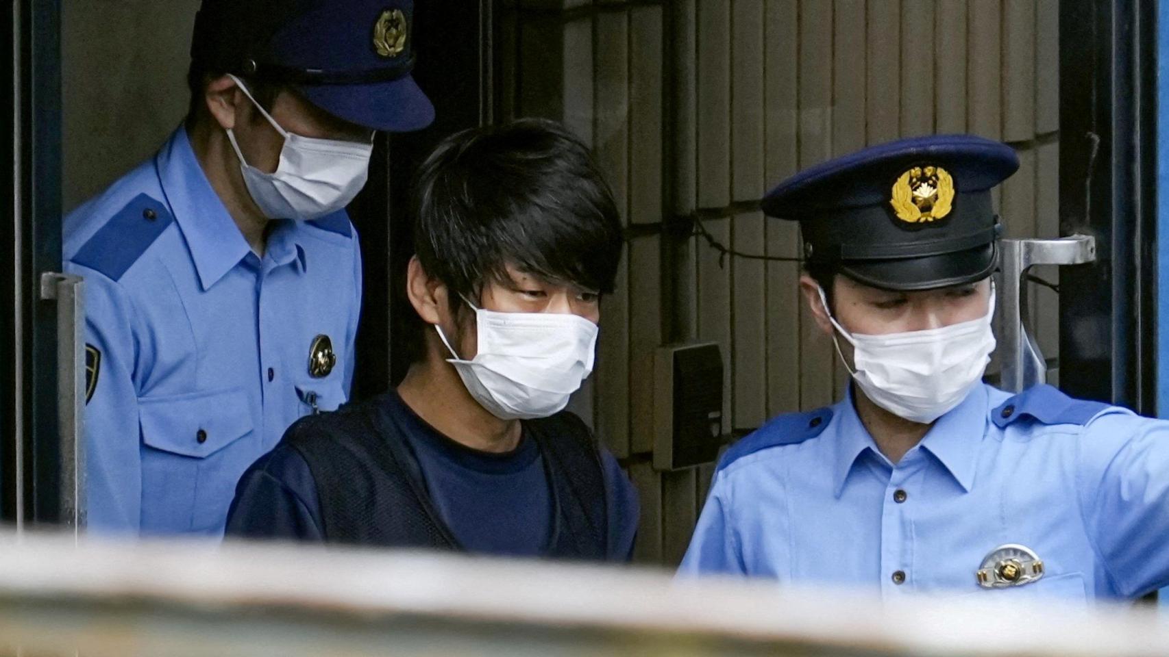 Tetsuya Yamagami, el condenado por matar a Shinzo Abe, escoltado por policías en una sesión del juicio.