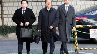 El exprimer ministro surcoreano Han Duck-soo, en el centro, a su llegada al tribunal de Seúl este miércoles para escuchar la sentencia.