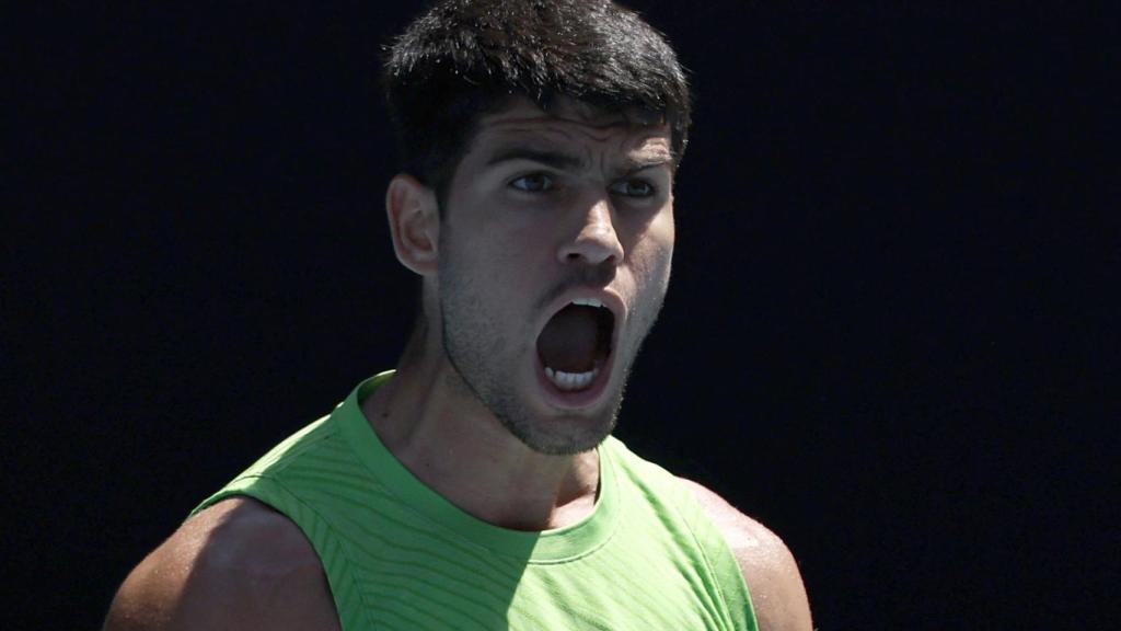 Carlos Alcaraz celebra un punto en la victoria ante Yannick Hanfmann.