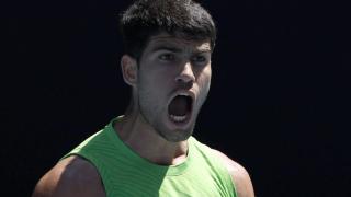 Carlos Alcaraz celebra un punto en la victoria ante Yannick Hanfmann.