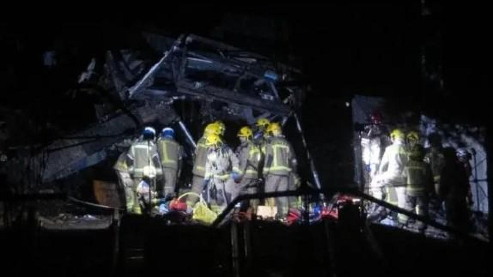 Los bomberos, este martes por la noche, en el accidente ferroviario en Gelida por el descarrilamiento de un tren tras la caída de un muro de contención.