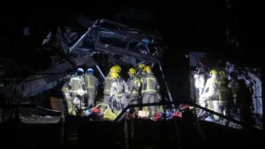 Los bomberos, este martes por la noche, en el accidente ferroviario en Gelida por el descarrilamiento de un tren tras la caída de un muro de contención.
