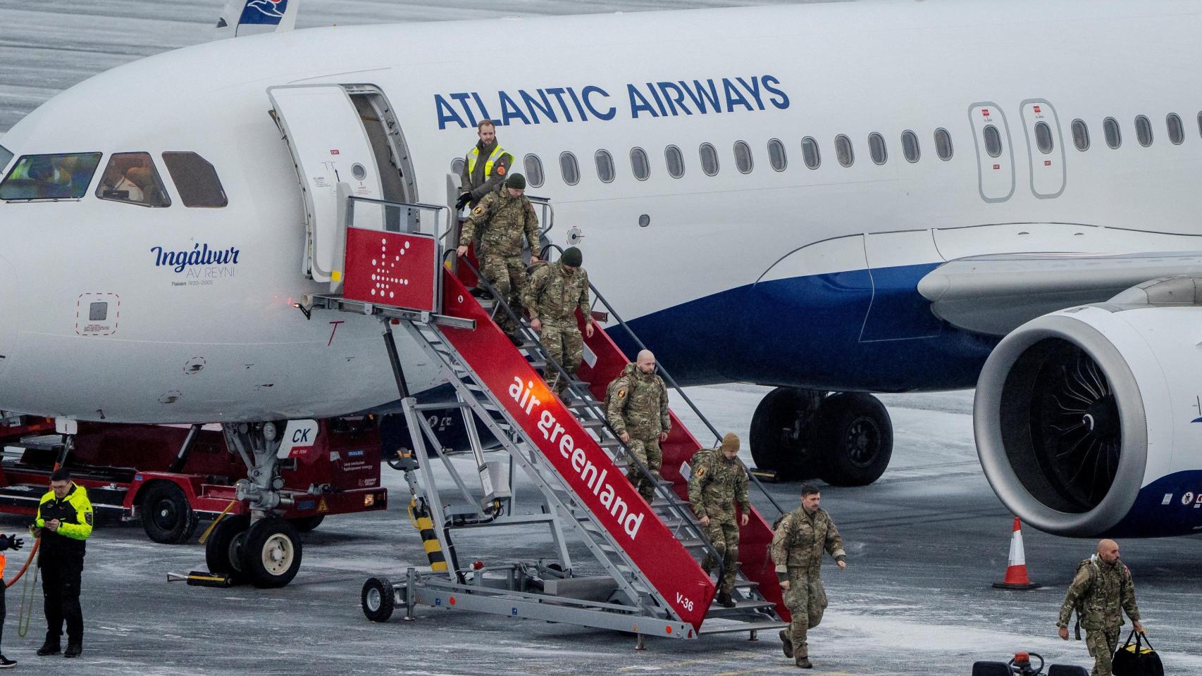 Militares daneses aterrizan esta semana en el aeropuerto de Nuuk.