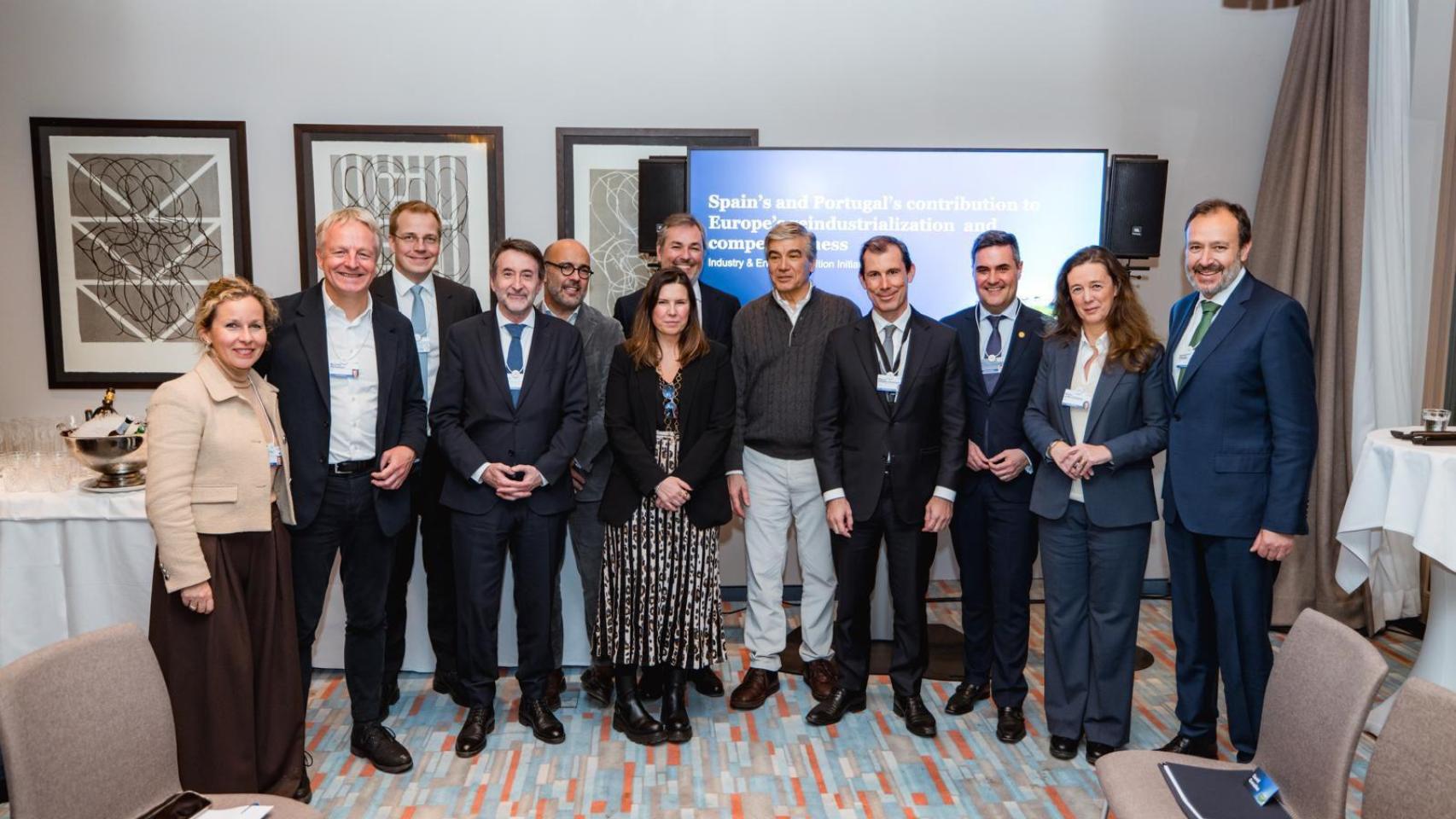 De izda. a dcha.: Maarten Wetselaar, CEO de Moeve, Josu Jon Imaz, CEO de Repsol, Francisco Reynés, presidente de Naturgy, Miguel Stilwell de Andrade, presidente y CEO de EDP, y Agustín Delgado, director de Innovación y Sostenibilidad del Grupo Iberdrola, junto con otros miembros de la Iniciativa Ibérica de Industria y Transición Energética (IETI) en Davos 2026