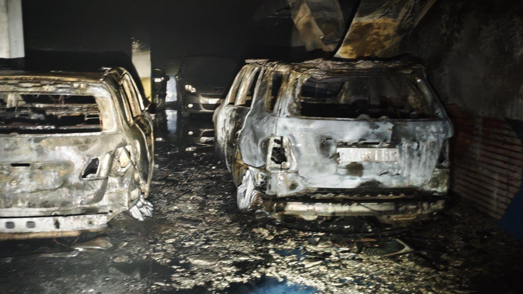 Estado de los coches que ardieron en un garaje de A Coruña