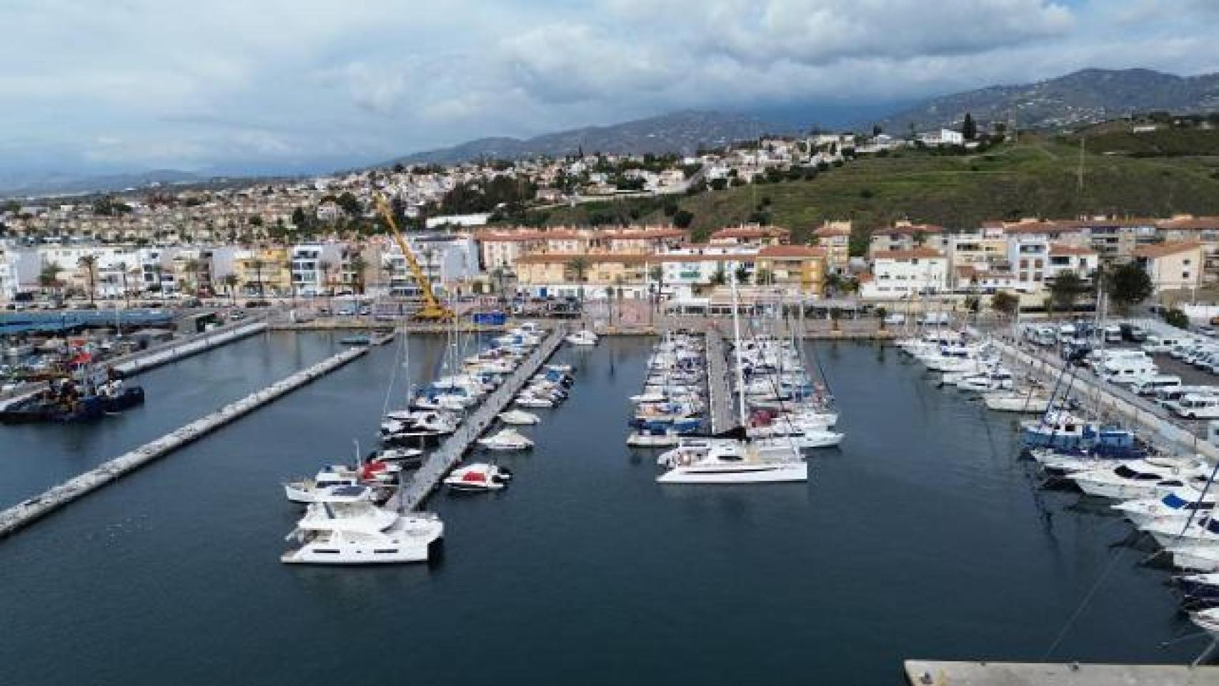 Vistas del puerto de Caleta de Vélez.