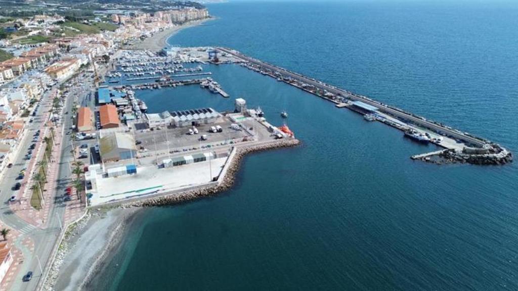 Vistas del puerto de Caleta de Vélez.