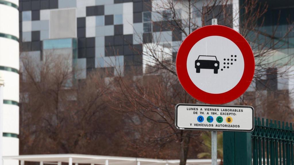 Señal de la zona de bajas emisiones de la Cartuja en Sevilla.