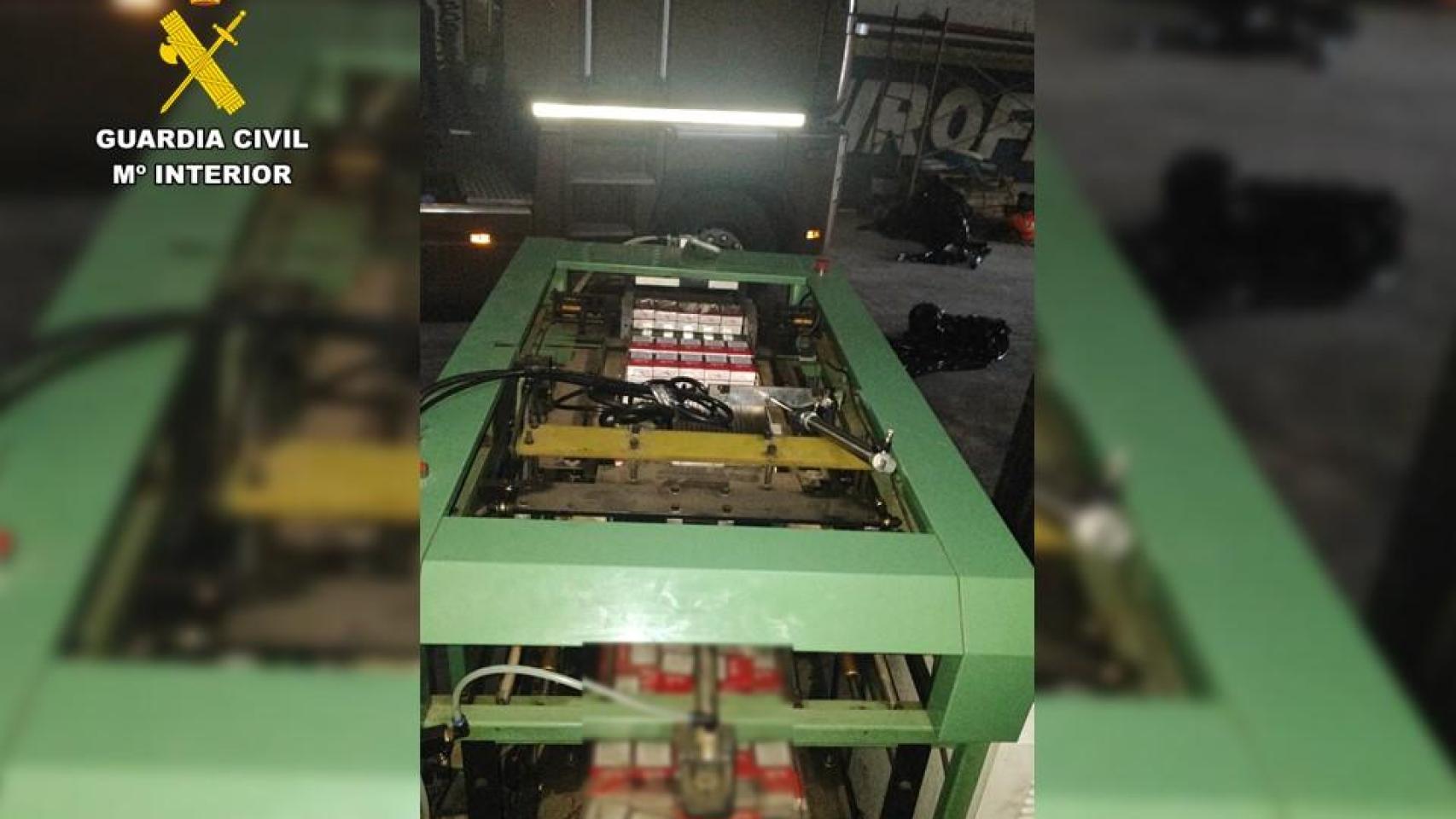 Maquinaria para la producción de tabaco clandestino.