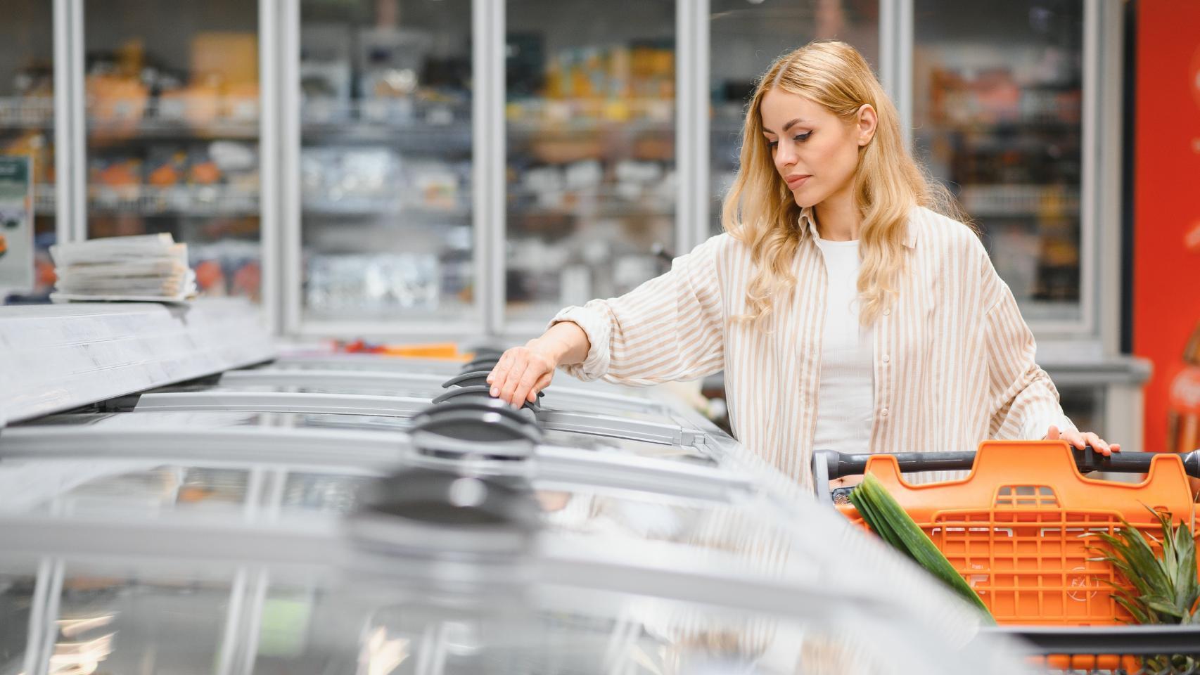 Una mujer haciendo la compra.