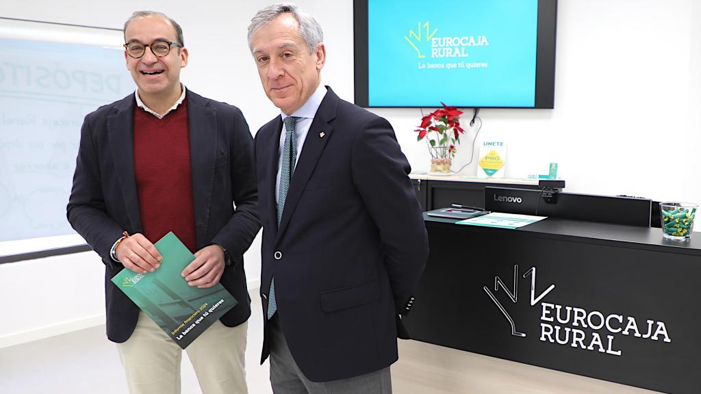 El presidente de Eurocaja Rural recibe al alcalde de Cáceres en la nueva oficina que la entidad ha abierto en la ciudad
