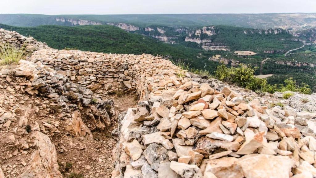 Restos en el mirador del Castillo de Alpetea (Guadalajara).