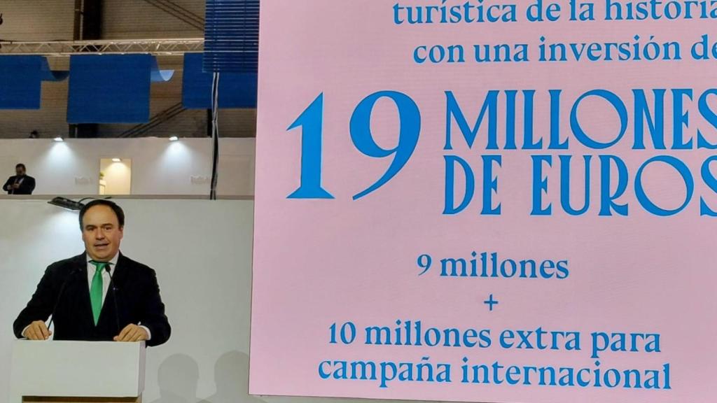 Pérez Llorca en la plaza central del stand de la Comunitat Valenciana en Fitur.